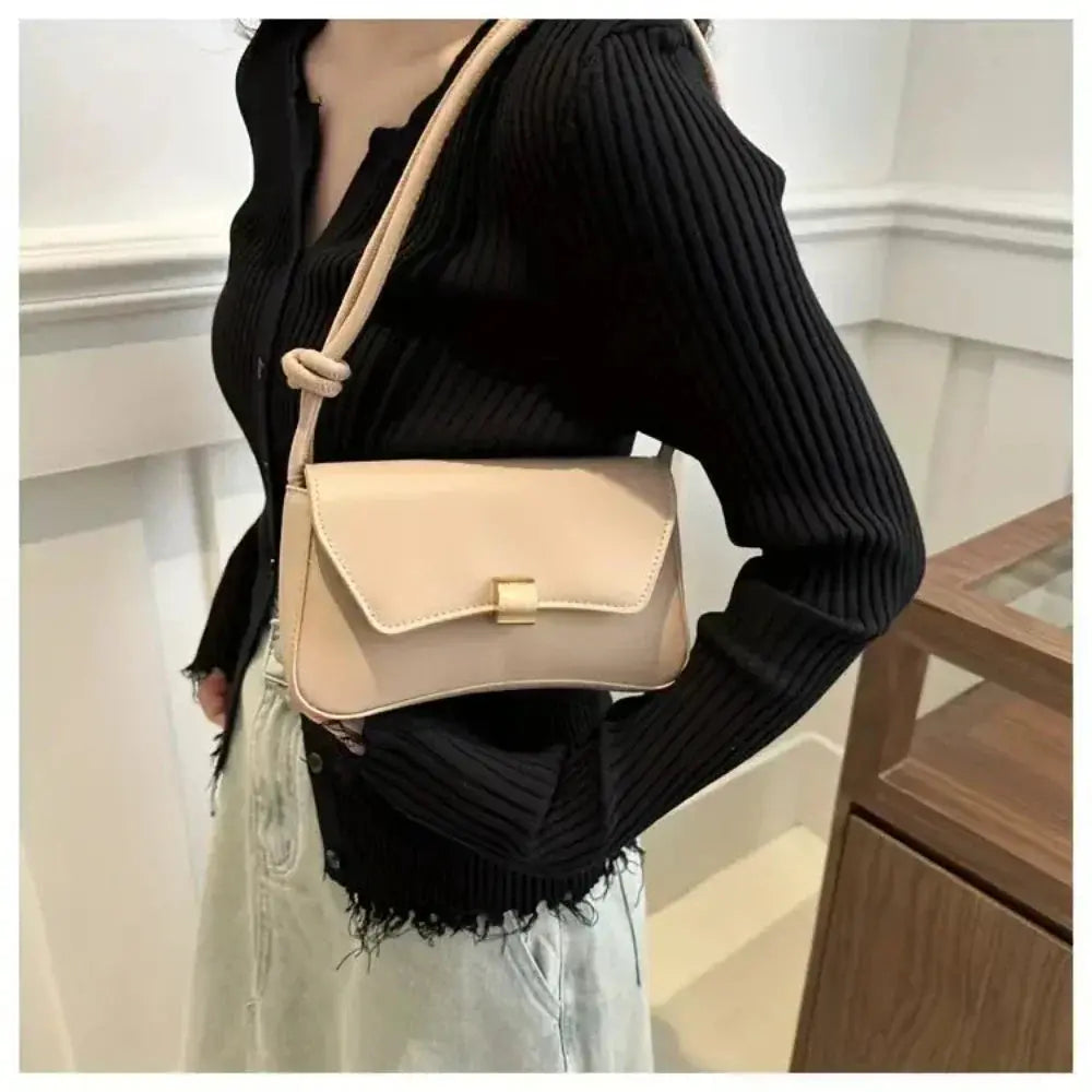 Sac à bandoulière Daphné crème, rabat avec boucle dorée et bandoulière nouée