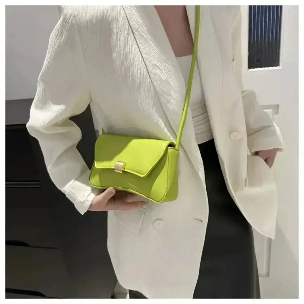 Sac à bandoulière Daphné vert vif, rabat avec boucle dorée et bandoulière