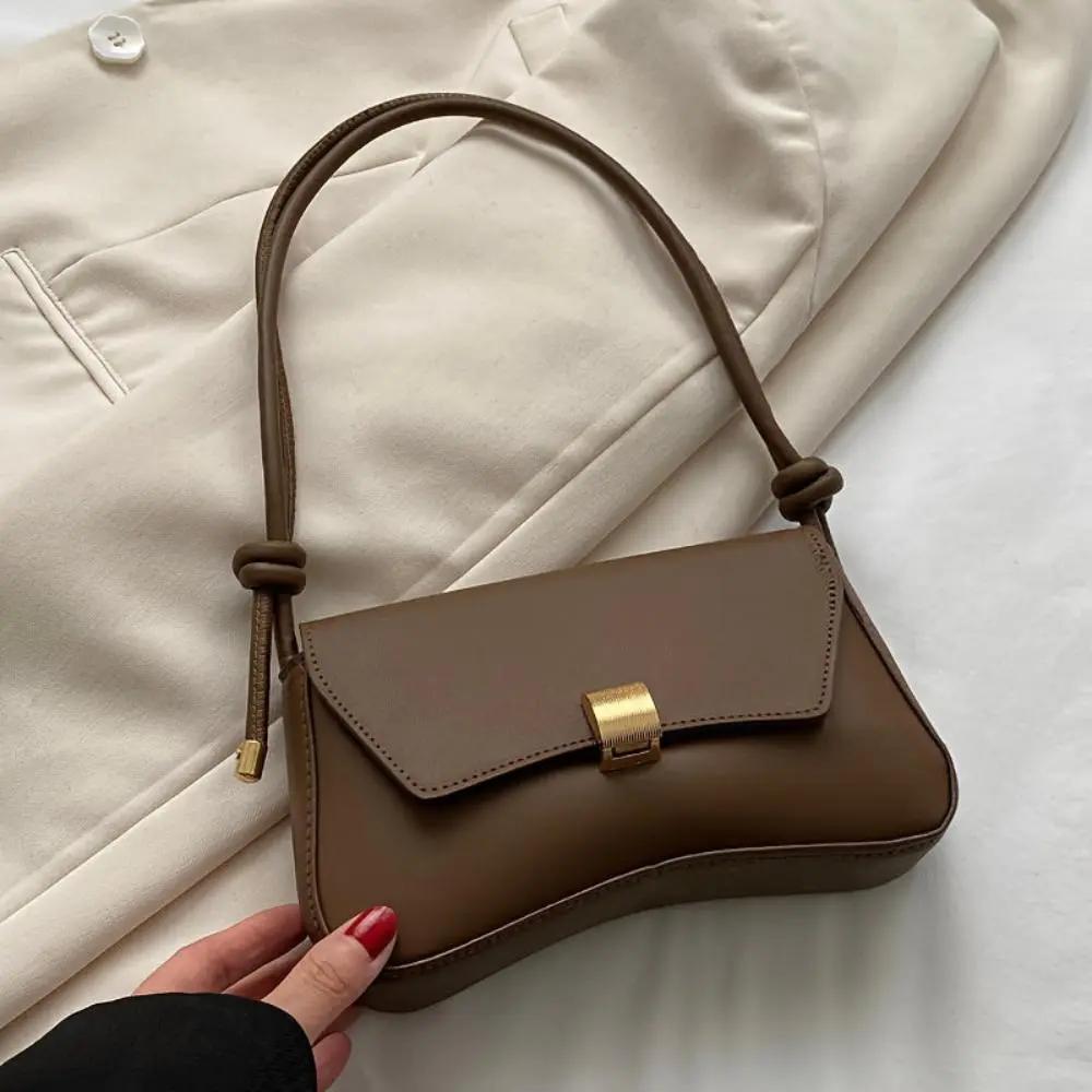 Sac à bandoulière Daphné taupe, rabat avec boucle dorée et anse courte