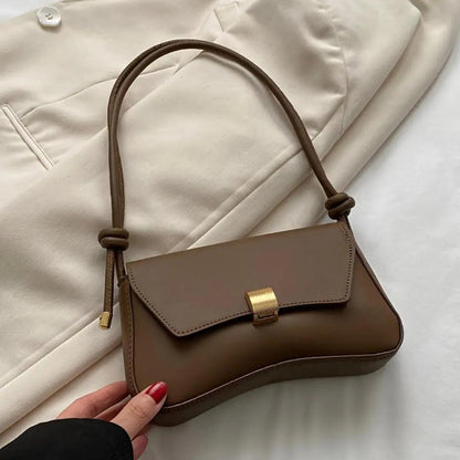 Sac à bandoulière Daphné taupe, rabat avec boucle dorée et anse courte