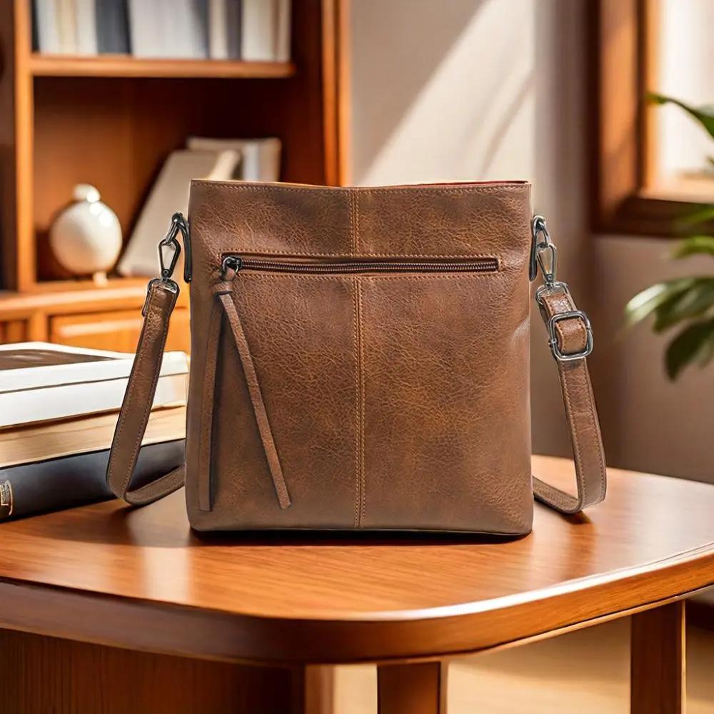 Sac bandoulière marron en cuir vieilli, zip avant et lanières réglables