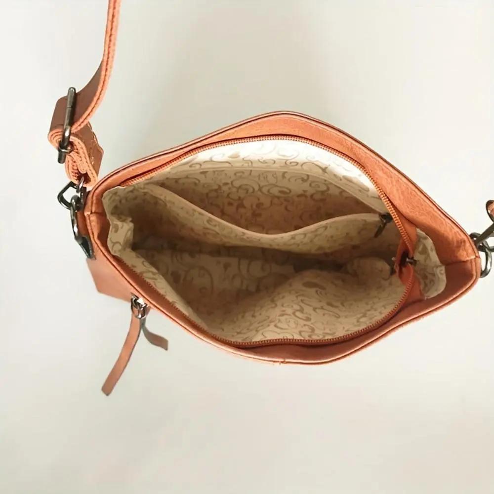 Sac à main marron ouvert, doublure claire à motifs et zip supérieur