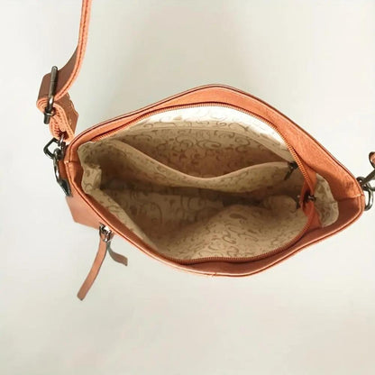 Sac à main marron ouvert, doublure claire à motifs et zip supérieur
