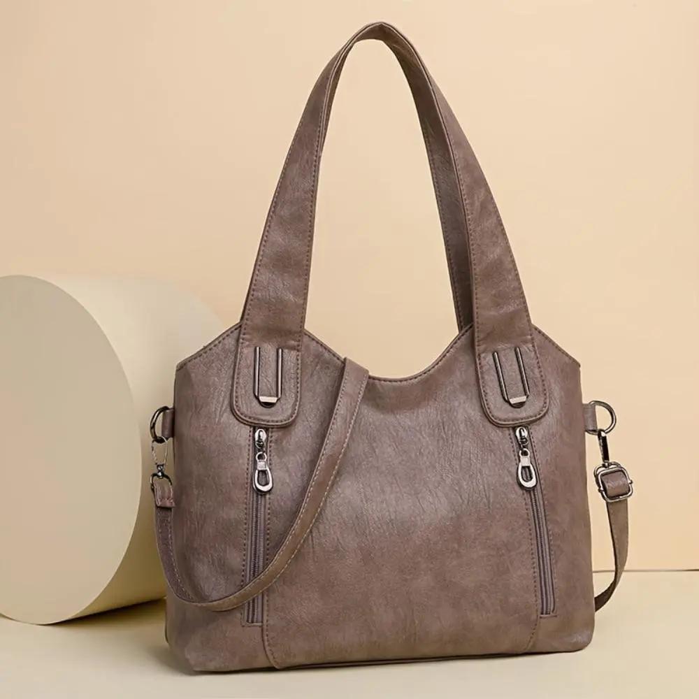 Sac à bandoulière vintage marron avec anses, bandoulière et fermetures éclair sur l’avant