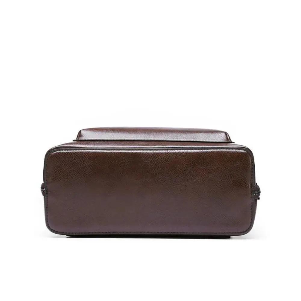 Sac à dos en cuir marron, vue arrière, double fermeture éclair
