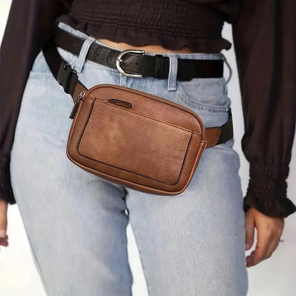 Sac bandoulière en cuir marron avec poche zippée et bandoulière réglable.