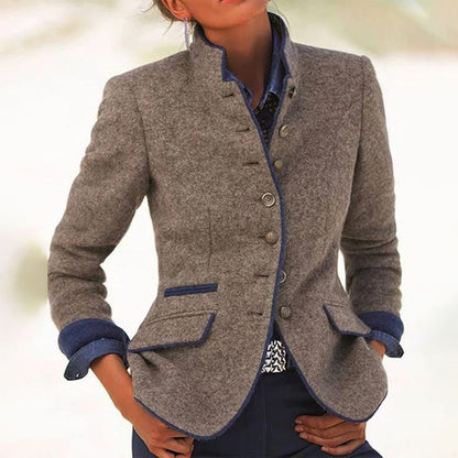 Veste blazer en laine marron, fermeture boutonnée, poches à rabat, doublure bleu visible.