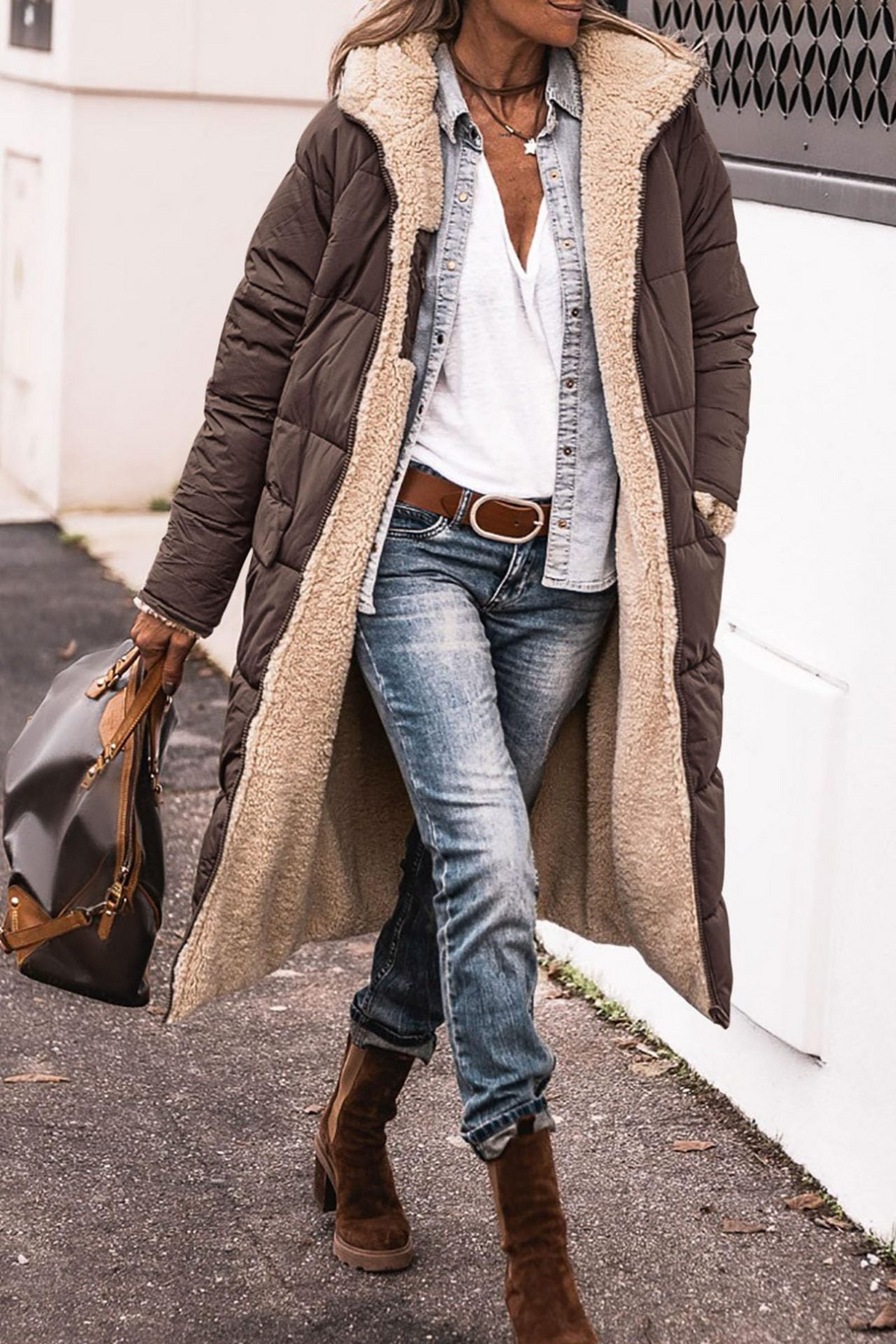 Manteau matelassé réversible à capuche, marron, doublure effet sherpa et poches.