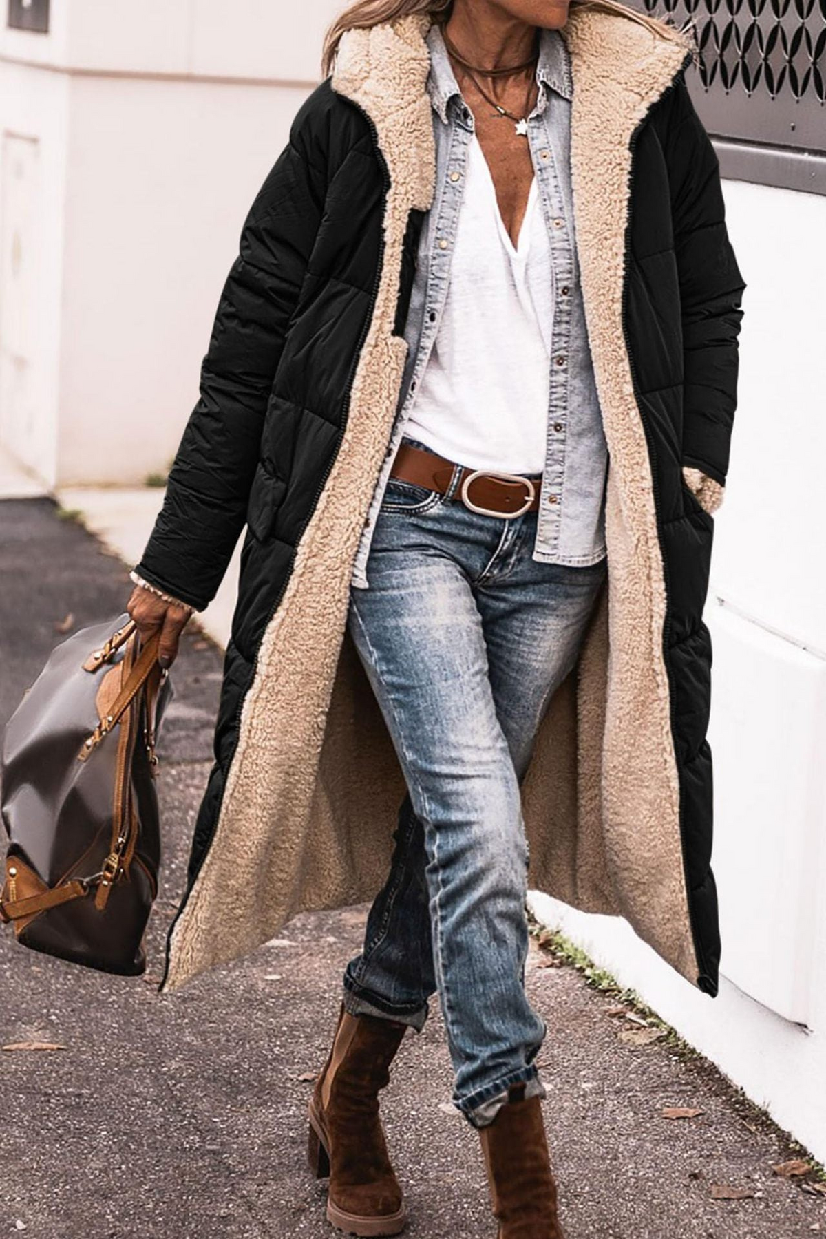 Manteau matelassé réversible à capuche, noir, doublure effet sherpa et poches.