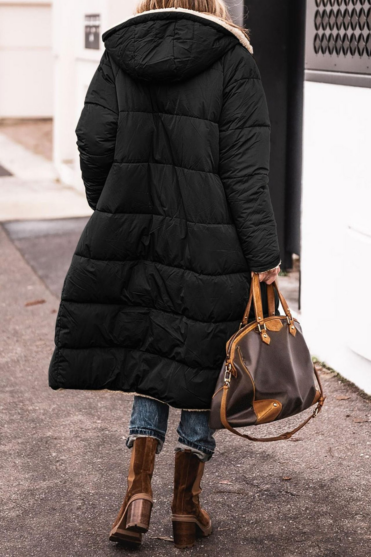 Manteau matelassé réversible à capuche, noir, fermeture zippée et poches.