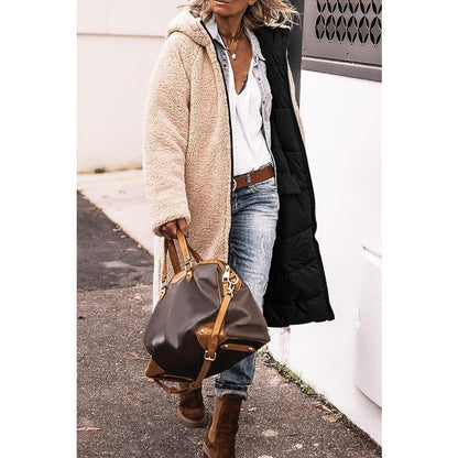 Manteau matelassé réversible à capuche, beige côté sherpa, noir côté extérieur.