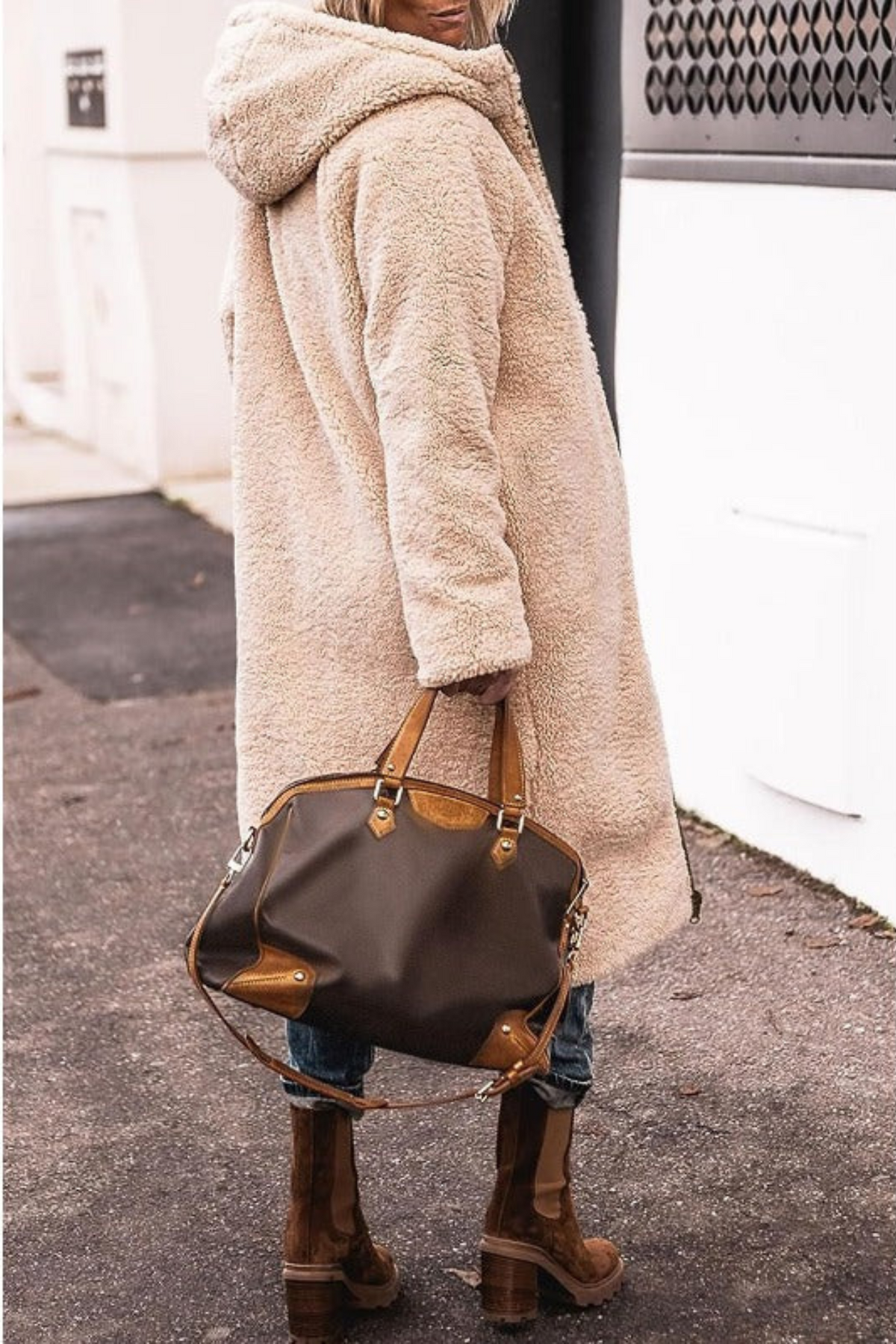 Manteau matelassé réversible à capuche, beige, doublure effet sherpa, poches.