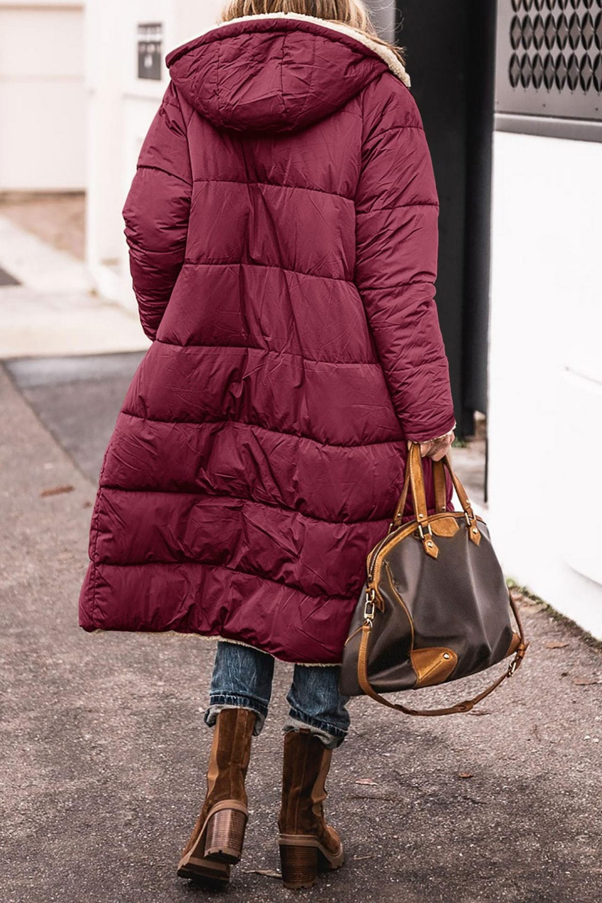 Manteau matelassé réversible à capuche, rouge bordeaux, fermeture zippée et poches.