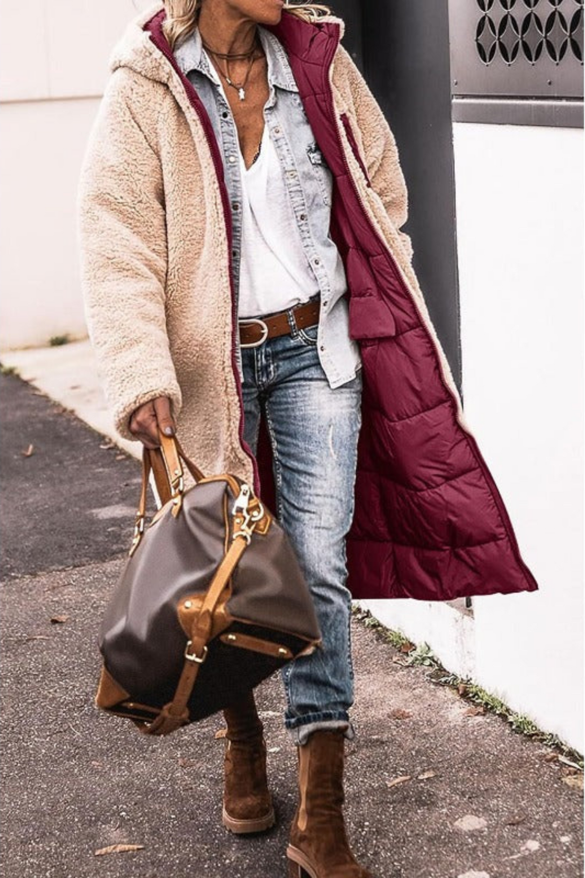 Manteau matelassé réversible à capuche, beige effet sherpa avec intérieur rouge bordeaux.