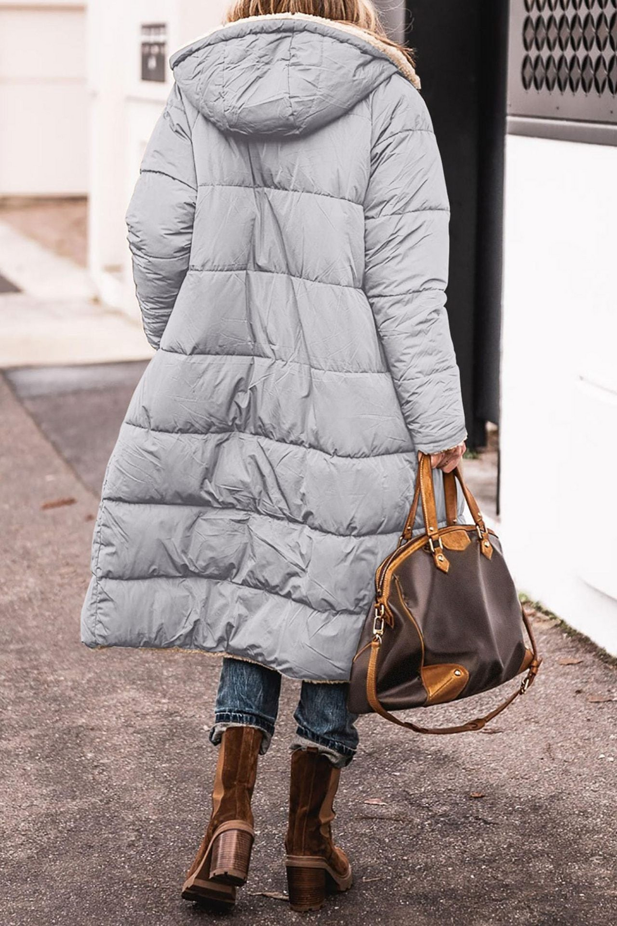Manteau matelassé réversible à capuche, gris clair, fermeture zippée et poches.