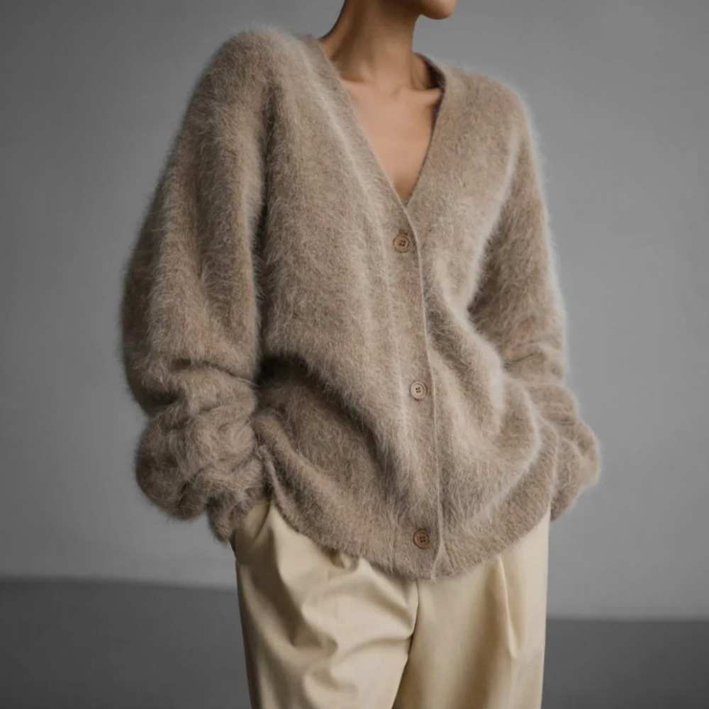 Cardigan en cachemire beige clair, encolure V boutonnée, manches bouffantes et maille duveteuse