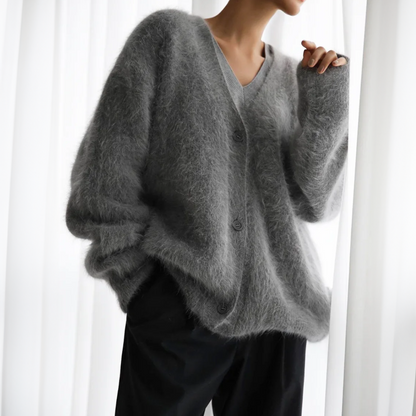 Cardigan en cachemire gris, encolure V boutonnée, silhouette ample et manches épaisses