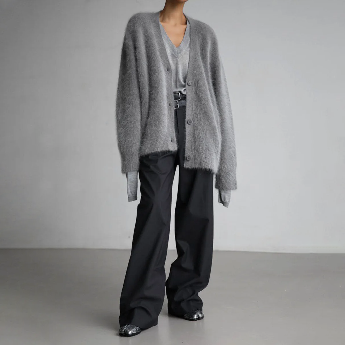 Cardigan en cachemire gris, encolure V boutonnée, coupe ample avec poignets côtelés