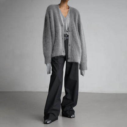 Cardigan en cachemire gris, encolure V boutonnée, coupe ample avec poignets côtelés