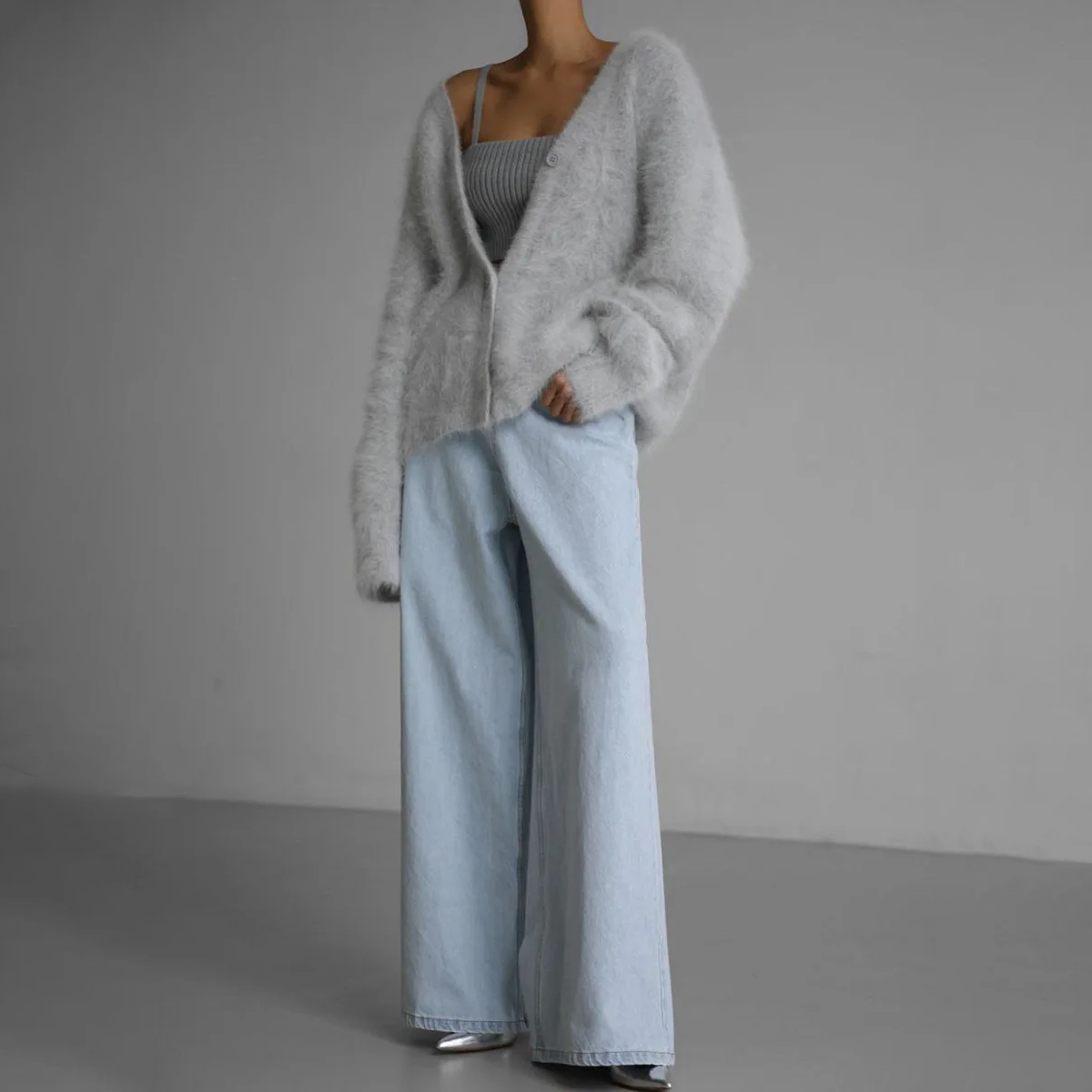 Cardigan en cachemire gris clair, encolure V et boutonnage, manches larges et tombantes