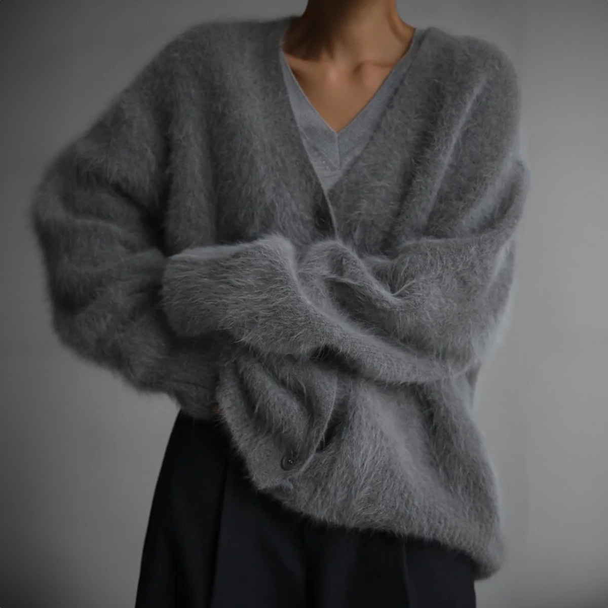 Cardigan en cachemire gris anthracite, encolure V boutonnée, manches XXL et poches fendues