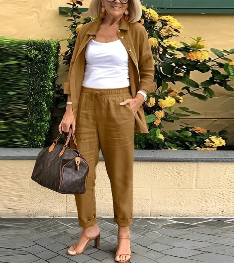 Ensemble chemise et pantalon en lin-coton marron, coupe ample, boutons sur le devant.