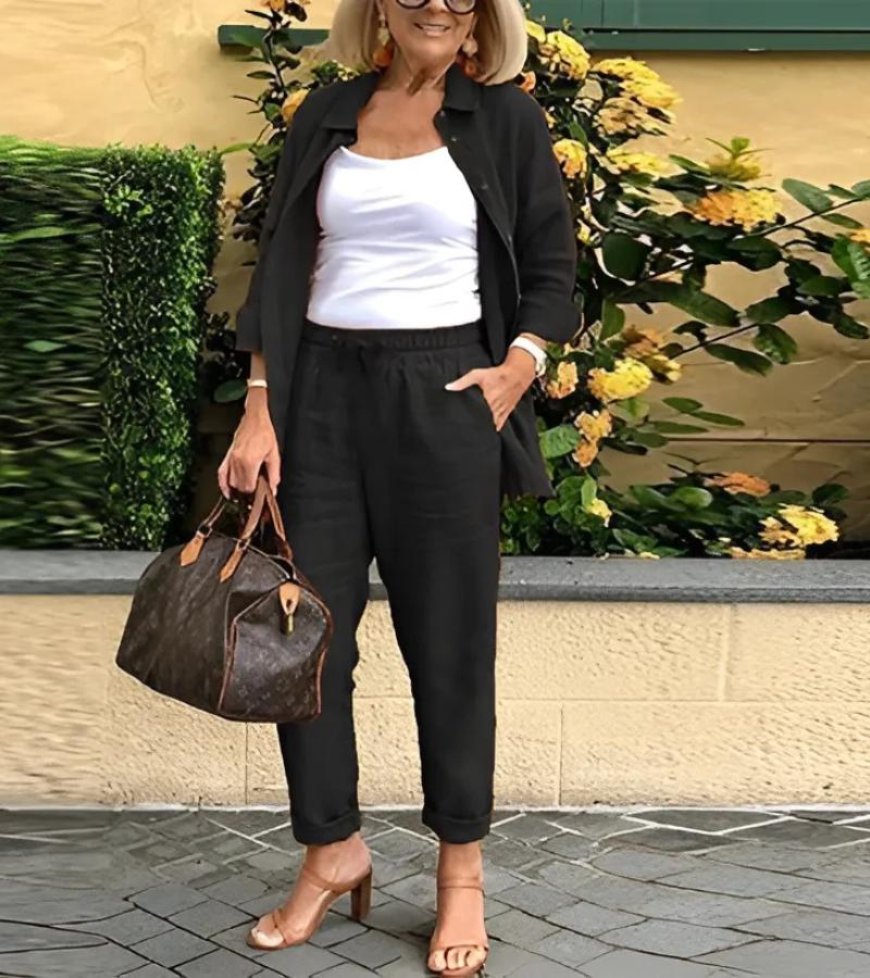 Ensemble chemise et pantalon en lin-coton noir, coupe ample, col simple et manches 3/4.