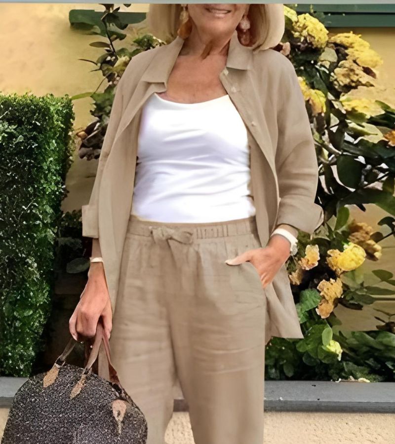 Ensemble chemise et pantalon en lin-coton beige, coupe ample, chemise boutonnée et col simple.