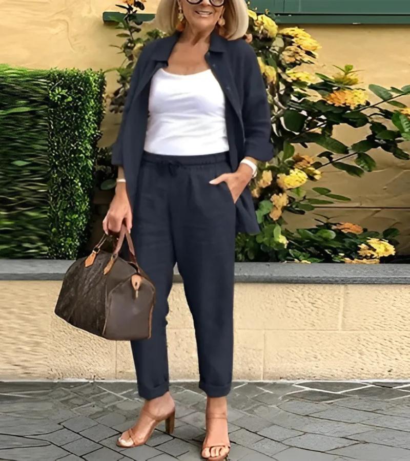 Ensemble chemise et pantalon en lin-coton bleu marine, coupe ample, col simple et manches 3/4.