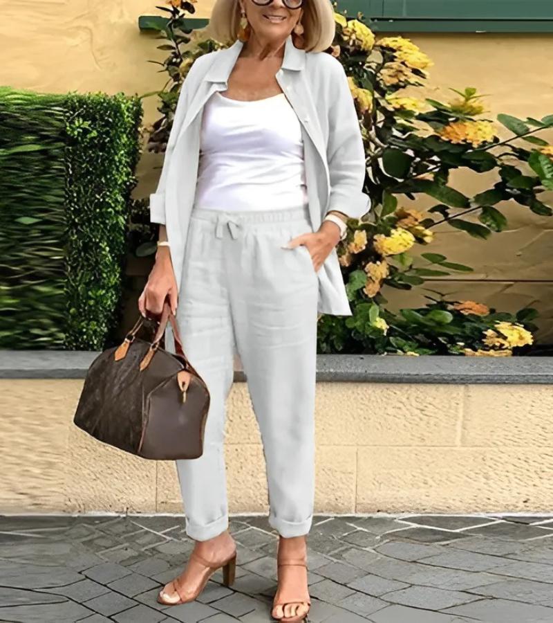 Ensemble chemise et pantalon en lin-coton blanc cassé, coupe ample, boutons et poches discrètes.