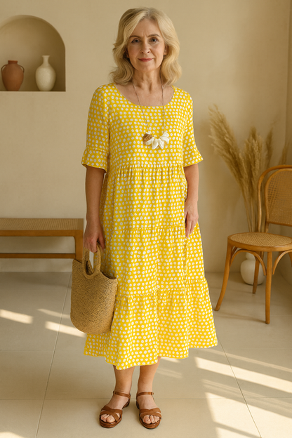 Robe midi fluide jaune à pois blancs, manches courtes, encolure carrée, fleur au buste.