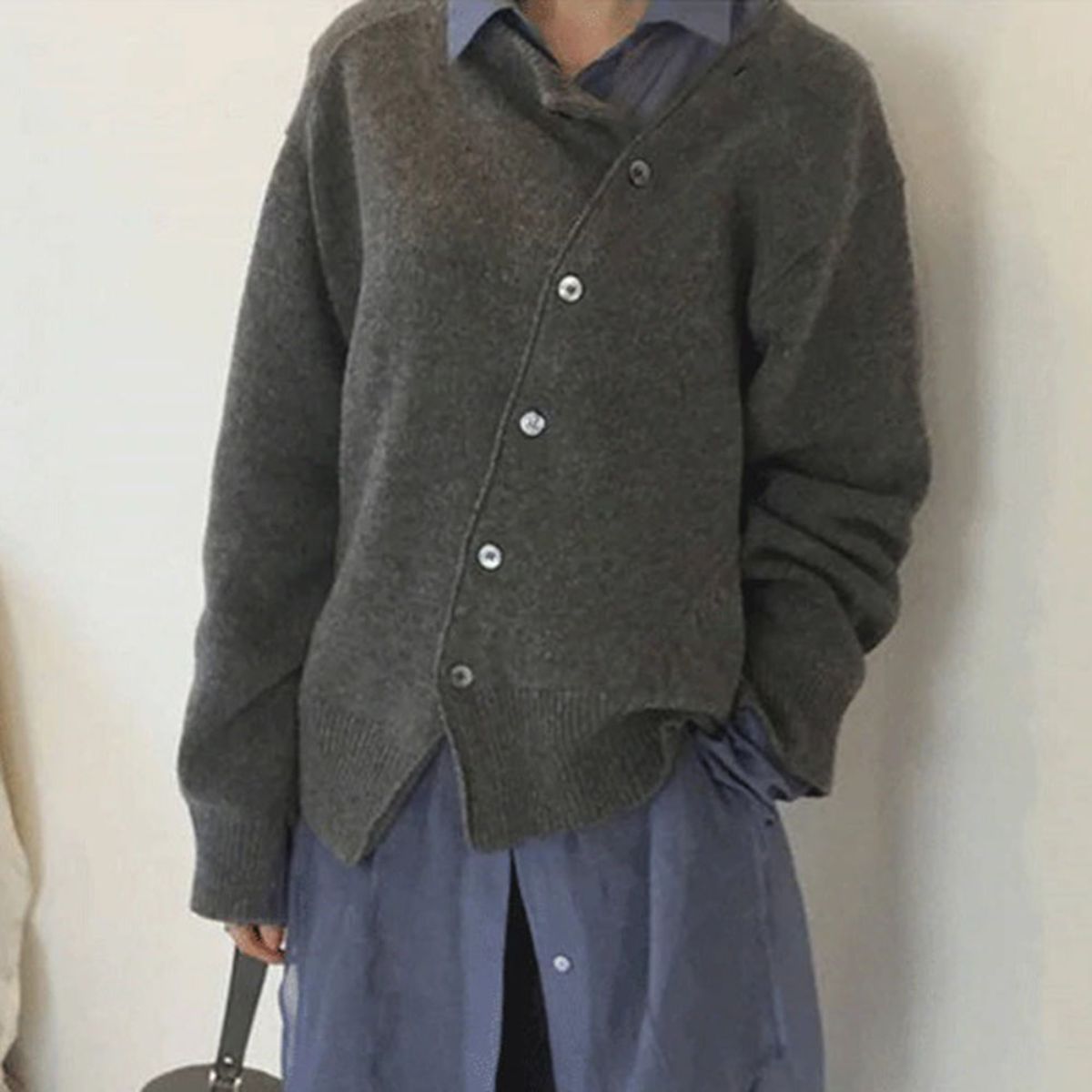 Pull douillet gris anthracite à boutons devant, manches longues et bas côtelé
