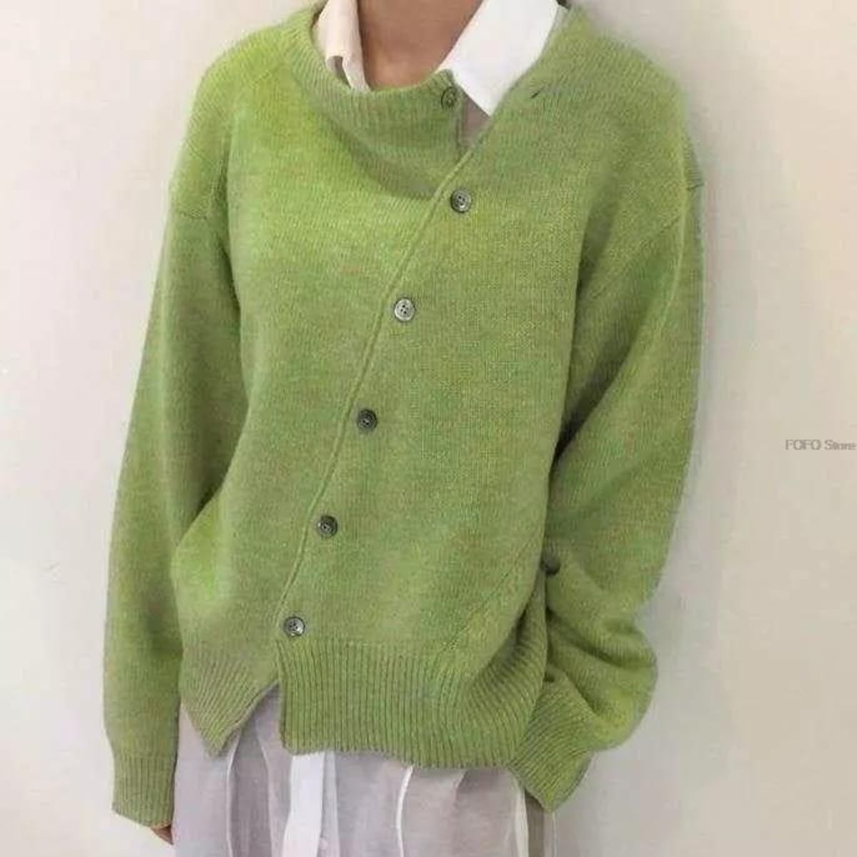 Pull douillet vert à boutons, encolure ronde côtelée et manches longues