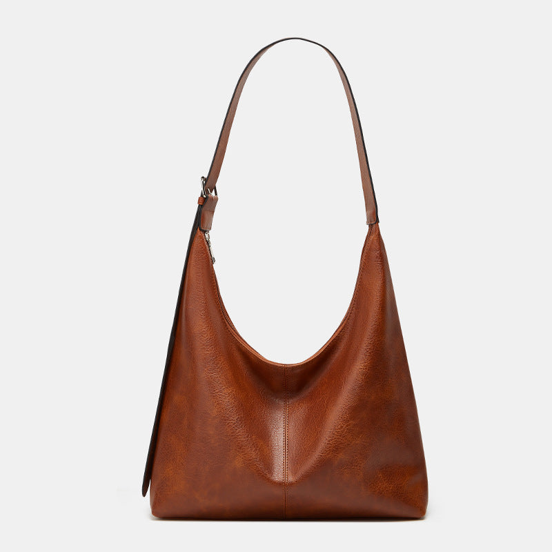 Grand sac seau en cuir marron cognac, anses courtes, surpiqûre centrale