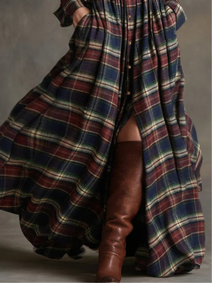 Robe longue à carreaux, ouverture boutonnée et ourlet évasé, manches longues.