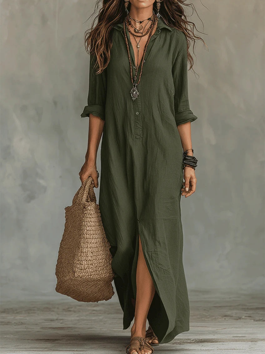 Robe longue boutonnée vert foncé, col en V, manches trois-quarts, fente avant, coupe ample.