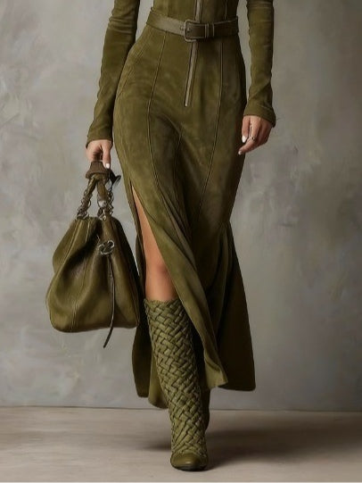 Robe longue en daim vert olive, zip au centre, ceinture à boucle, fente