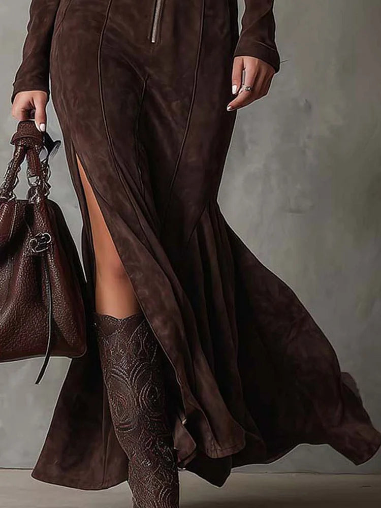 Robe longue en daim marron foncé, zip central, fente, ceinture à boucle