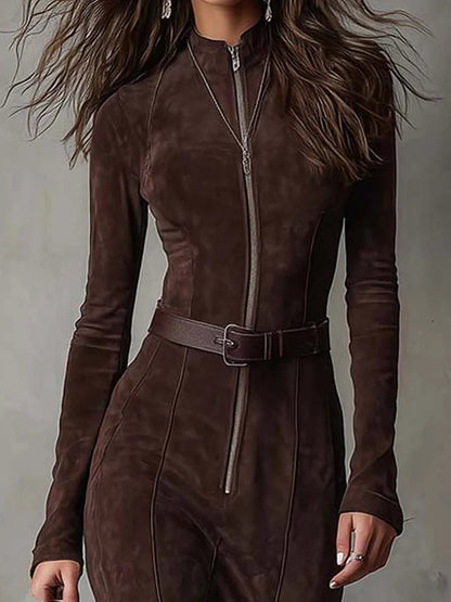 Robe longue en daim marron foncé, col montant, zip, ceinture, coutures verticales