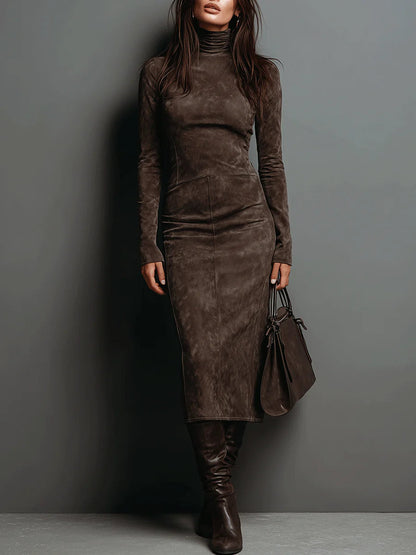 Robe midi en daim brun foncé, col roulé, manches longues, coupe près du corps.