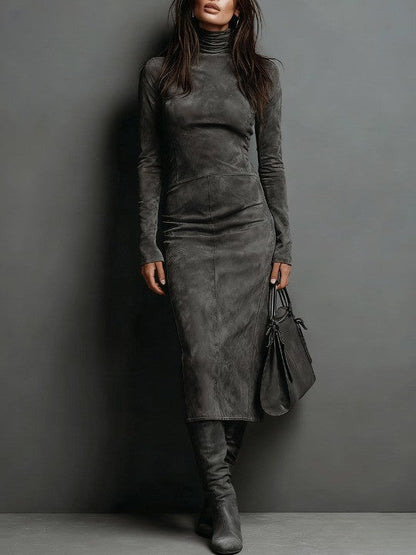 Robe midi en daim brun foncé, col montant, manches longues, lignes de couture marquées.