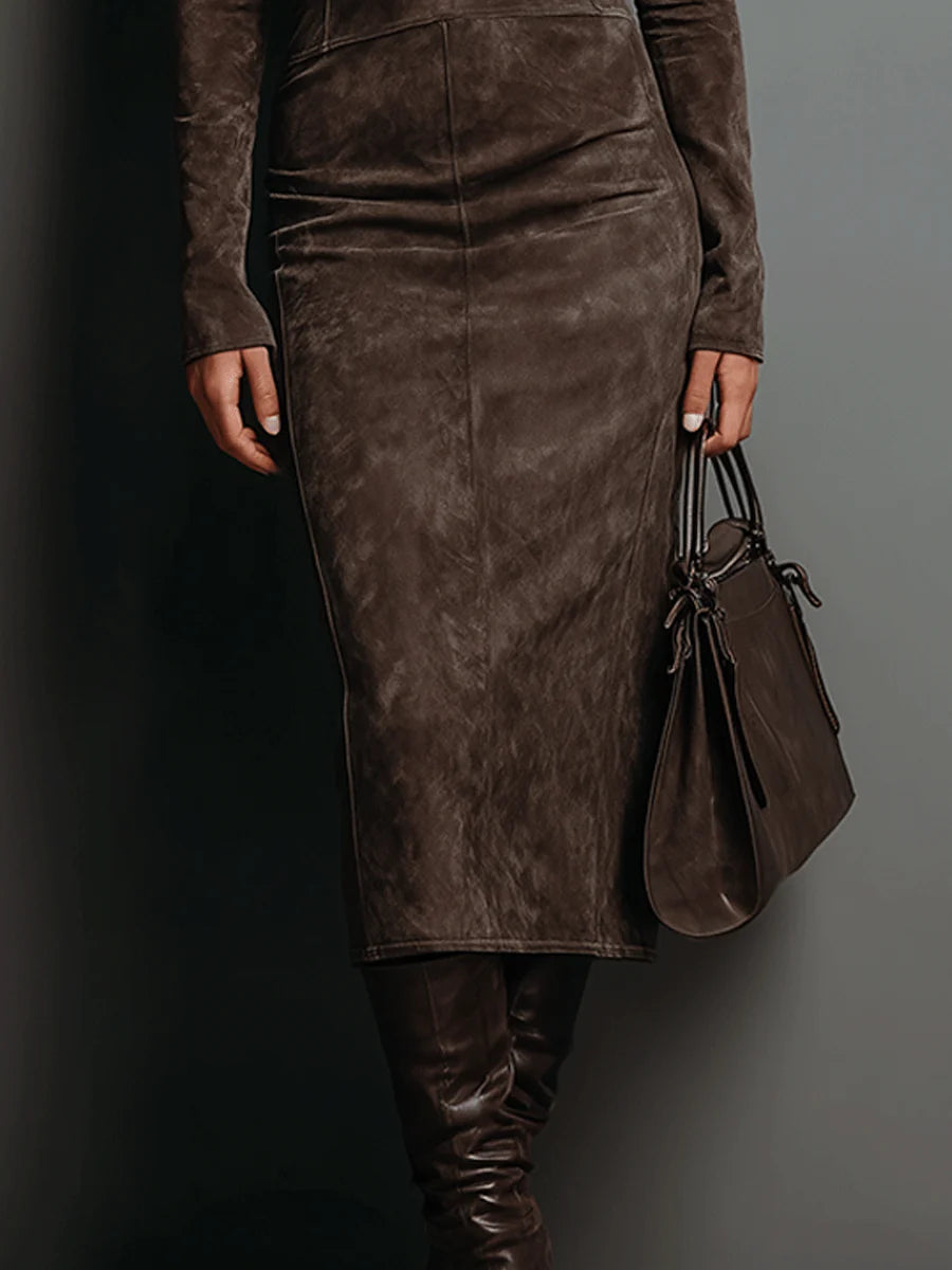 Robe midi en daim brun foncé avec col montant, manches longues, panneaux et couture.