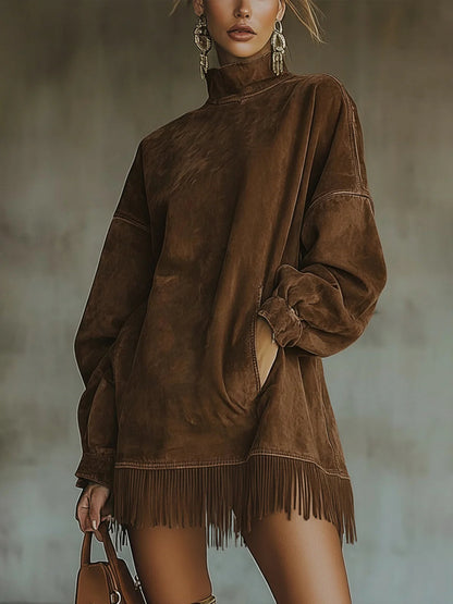 Robe tunique en daim marron à col montant, manches longues et franges en bas