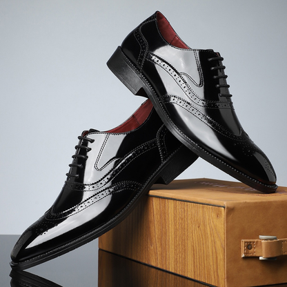 Chaussures brogues wingtip vintage cuir noir et blanc, surpiqûres contrastées, lacets