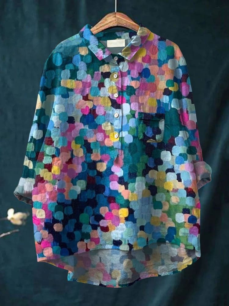 Chemise à pois multicolores sur fond bleu, col chemise et poche poitrine