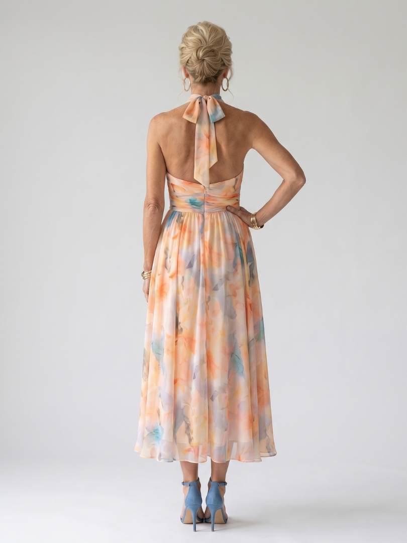 Robe mi-longue à licou, dos nu avec nœud dans le cou, motifs multicolores.