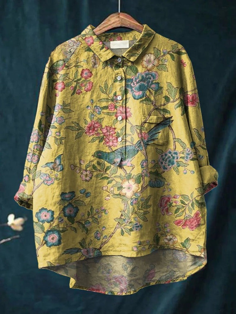 Chemise brodée fleurs sur fond vert olive, boutonnée, col et poche poitrine