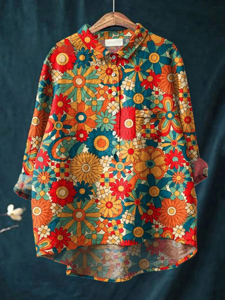 Chemise brodée fleurs multicolores sur fond rouge, boutonnée, col et poche