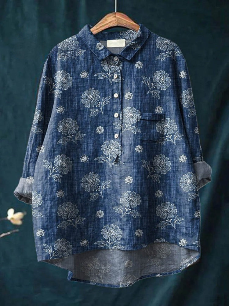 Chemise brodée fleurs blanches sur fond bleu, boutonnée, col et poche poitrine