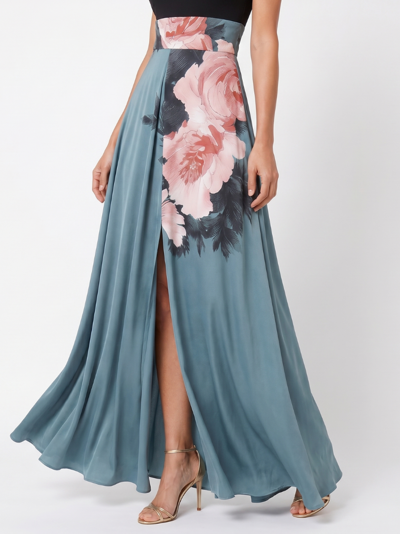 Robe longue fendue bleue, motif floral rose et noir, haut bustier noir